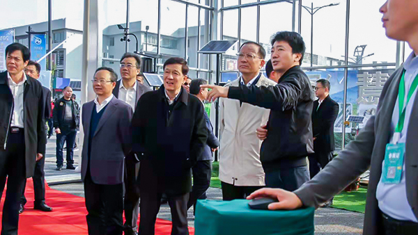 浙江省人大常委會副主任、省總工會主席史濟錫詳細詢問省農(nóng)業(yè)信息化建設(shè)情況。