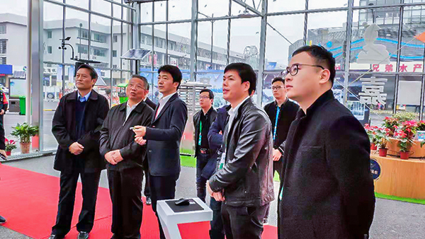浙江省政協(xié)副主席、黨組成員黃旭明蒞臨展位聽取浙江省數(shù)字農(nóng)業(yè)系統(tǒng)介紹匯報。