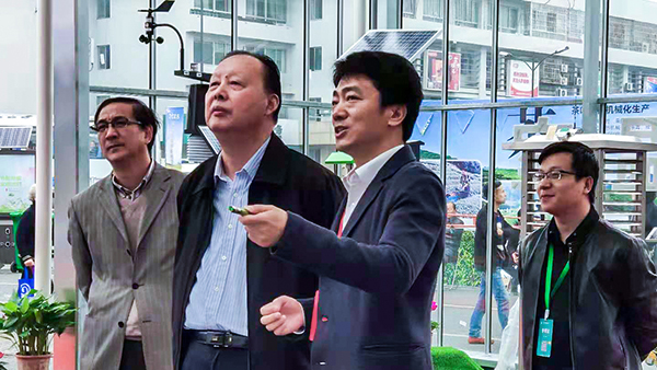 原浙江省人大常委會副主任矛臨生蒞臨展位聽取浙江省數(shù)字農(nóng)業(yè)系統(tǒng)介紹匯報。