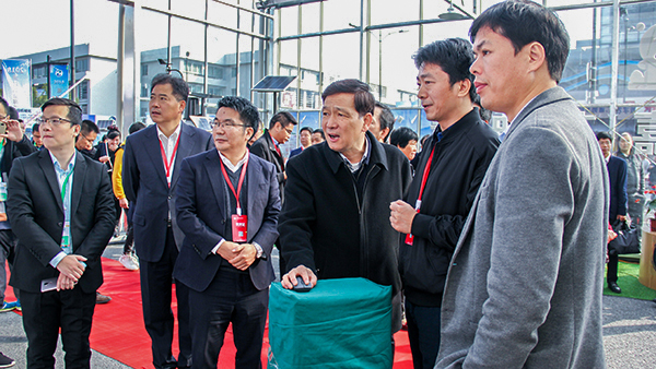 浙江省農(nóng)業(yè)農(nóng)村廳林健東廳長親自操控系統(tǒng)指點信息化建設(shè)要點和重點方向。